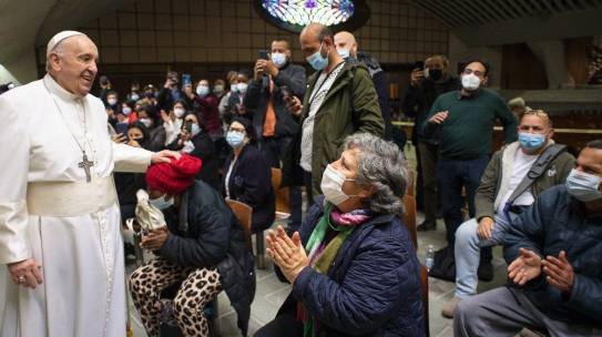 Papa faz visita surpresa aos pobres que recebem no Vaticano 2ª dose anti-Covid