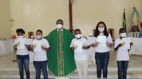 Crianças da comunidade Nossa Senhora de Lourdes recebem Primeira Eucaristia